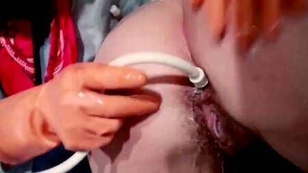 Сексуальные похождения ретро красотки с большими сиськами и ее первая оргия