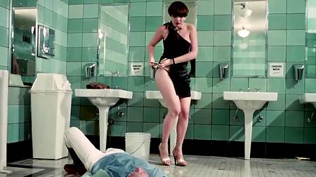 Сексуальные похождения ретро красотки с большими сиськами и ее первая оргия