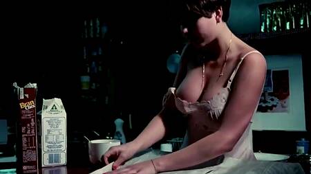 Сексуальные похождения ретро красотки с большими сиськами и ее первая оргия