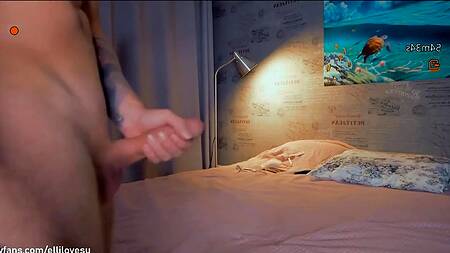 Эффектная блондинка жарко чпокается в анал с бойфрендом перед вебкамерой за донаты