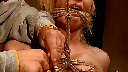 Голым девушкам устроили жесткую порку в стиле БДСМ, разминая членами и игрушками анальные дырки