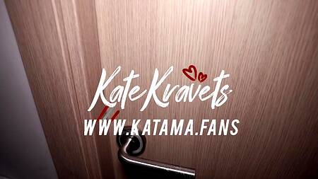 Красивая русская студентка полакомилась спермой во время подготовки к сессии