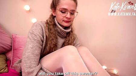 Красивая русская студентка полакомилась спермой во время подготовки к сессии