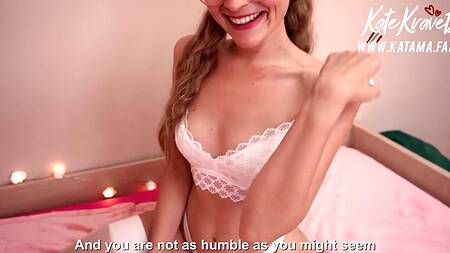 Красивая русская студентка полакомилась спермой во время подготовки к сессии