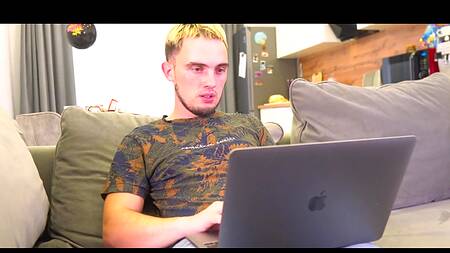 Рыжая сучка захотела толстый член парня лучшей подруги и много спермы в рот