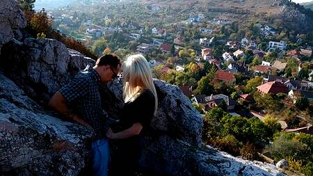 Вот как надо снимать девушек — показал блондинке обратную сторону горы и она сама взяла член в рот на 06:21. Вставляет незнакомке член глубоко в горло на 08:25   Модель:Julia Rain Автор:Devils Kos  Категория: русское