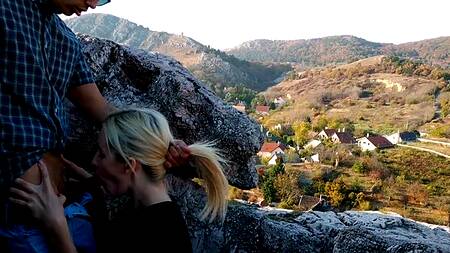 Вот как надо снимать девушек — показал блондинке обратную сторону горы и она сама взяла член в рот на 06:21. Вставляет незнакомке член глубоко в горло на 08:25   Модель:Julia Rain Автор:Devils Kos  Категория: русское