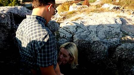 Вот как надо снимать девушек — показал блондинке обратную сторону горы и она сама взяла член в рот на 06:21. Вставляет незнакомке член глубоко в горло на 08:25   Модель:Julia Rain Автор:Devils Kos  Категория: русское