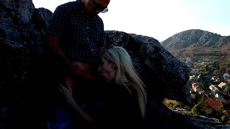 Вот как надо снимать девушек — показал блондинке обратную сторону горы и она сама взяла член в рот на 06:21. Вставляет незнакомке член глубоко в горло на 08:25   Модель:Julia Rain Автор:Devils Kos  Категория: русское