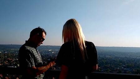 Вот как надо снимать девушек — показал блондинке обратную сторону горы и она сама взяла член в рот на 06:21. Вставляет незнакомке член глубоко в горло на 08:25   Модель:Julia Rain Автор:Devils Kos  Категория: русское