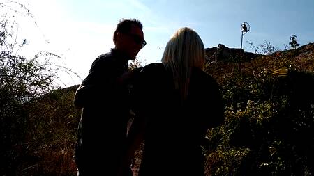 Вот как надо снимать девушек — показал блондинке обратную сторону горы и она сама взяла член в рот на 06:21. Вставляет незнакомке член глубоко в горло на 08:25   Модель:Julia Rain Автор:Devils Kos  Категория: русское