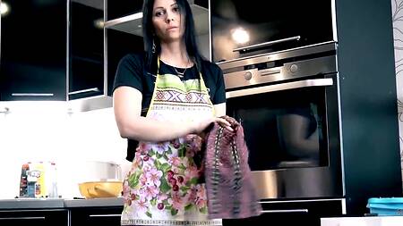 Сынок шантажист засадил аппетитной русской мамке в жопу после сочного минета