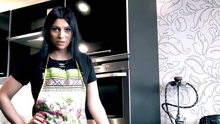 Сынок шантажист засадил аппетитной русской мамке в жопу после сочного минета