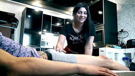 Сынок шантажист засадил аппетитной русской мамке в жопу после сочного минета