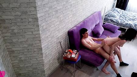 Студентка совращает курьера быстренько оттрахать ее тугую киску и кончить в рот