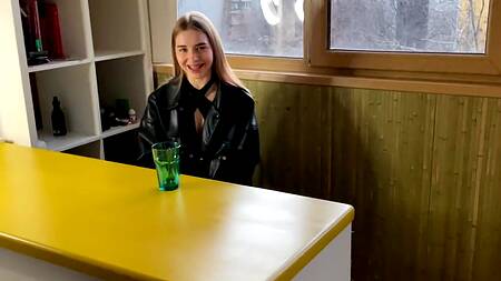 Сексуальная кофеманка заменила сливки горячей спермой бойфренда после глубокого отсоса