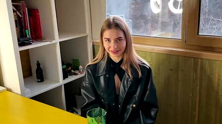 Сексуальная кофеманка заменила сливки горячей спермой бойфренда после глубокого отсоса