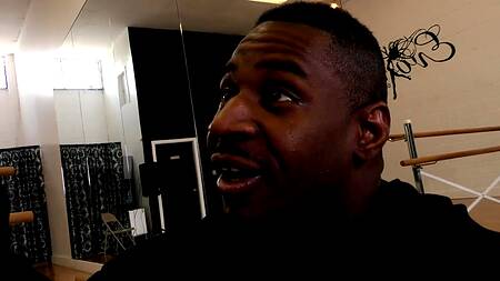 Пять негров отжарили миниатюрную блондинку здоровенными хуями в розовую письку