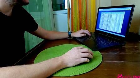 Наглая соседка попрыгала на чужом члене после душа и проглотила сперму