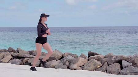 Грудастая девушка отменно поработала ротиком и оседлала длинный хуй верхом