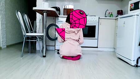 Худенькая брюнетка оказалась на большом члене похотливого брата, мечтающего ее трахнуть