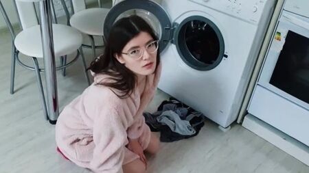 Худенькая брюнетка оказалась на большом члене похотливого брата, мечтающего ее трахнуть