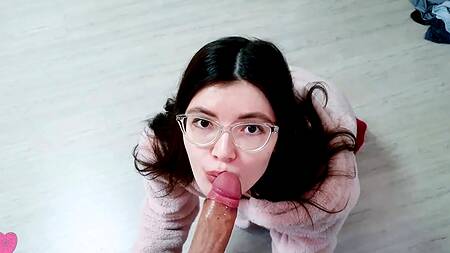 Худенькая брюнетка оказалась на большом члене похотливого брата, мечтающего ее трахнуть