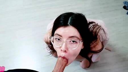 Худенькая брюнетка оказалась на большом члене похотливого брата, мечтающего ее трахнуть