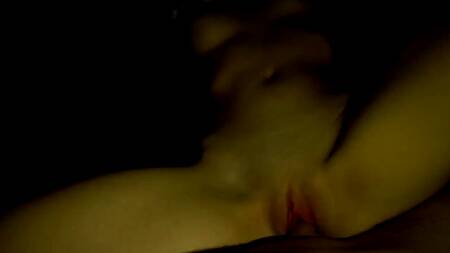 Захотел трахнуть тугую киску горячей сестры с классными сиськами посреди ночи