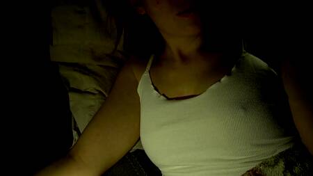 Захотел трахнуть тугую киску горячей сестры с классными сиськами посреди ночи