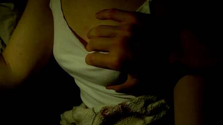 Захотел трахнуть тугую киску горячей сестры с классными сиськами посреди ночи