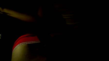 Захотел трахнуть тугую киску горячей сестры с классными сиськами посреди ночи