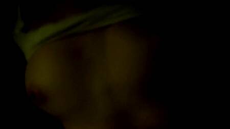 Захотел трахнуть тугую киску горячей сестры с классными сиськами посреди ночи