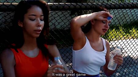 Стройные спортсменки страстно трутся мокрыми кисками после совместного душа