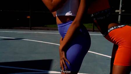 Стройные спортсменки страстно трутся мокрыми кисками после совместного душа