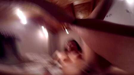 Классный домашний секс со стройной малышкой начался с глубокого минета