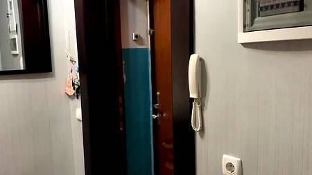 Возбужденная пышка набросилась на крепкий член брата дрочера готовая отсосать