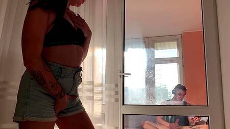 Возбужденная пышка набросилась на крепкий член брата дрочера готовая отсосать