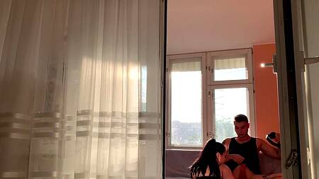 Возбужденная пышка набросилась на крепкий член брата дрочера готовая отсосать