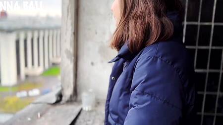 Русская цыпочка взяла в рот хуй соседа, чтобы отомстить неблагодарному бойфренду