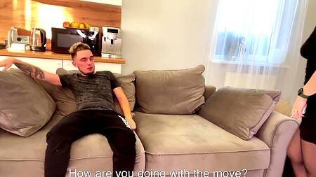 Рыжая сучка в большой задницей заскочила потрахаться с любовником вместо обеда