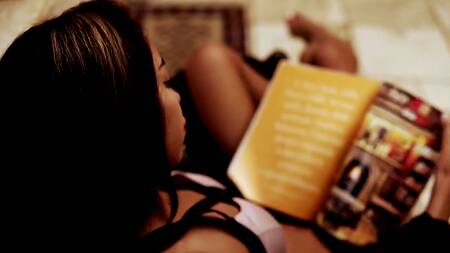 Молоденькие красотки не поделили большой черный дилдо и устроили секс в позе 69