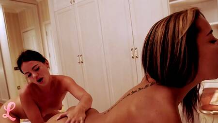 Молоденькие красотки не поделили большой черный дилдо и устроили секс в позе 69