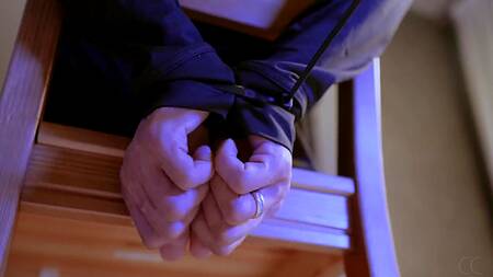 Опасная домохозяйка с большими сиськами устроила ЖМЖ секс с грабителями