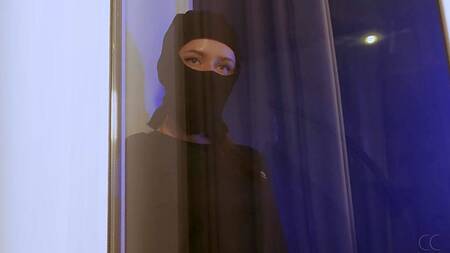 Опасная домохозяйка с большими сиськами устроила ЖМЖ секс с грабителями