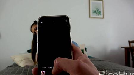 Грудастая брюнетка жарко отблагодарила друга за помощь с сексуальными фотками для ее бойфренда