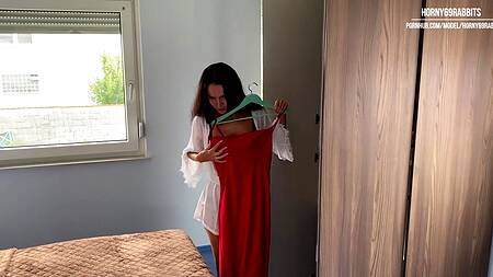 Брюнетка очень возбуждается от сосания члена и просит отжарить ее раком