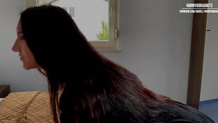 Брюнетка очень возбуждается от сосания члена и просит отжарить ее раком