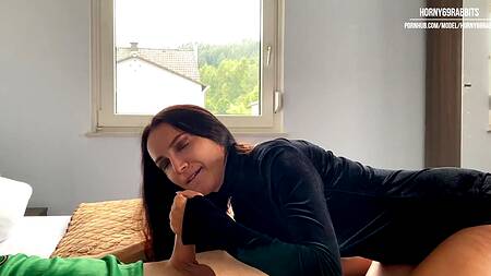 Брюнетка очень возбуждается от сосания члена и просит отжарить ее раком