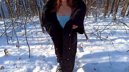 Жаркая рыжая девушка круто отсосала зимой в лесу и заслужила камшот на сиськи